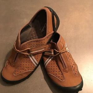 SZ 8.5 Clarks shoes